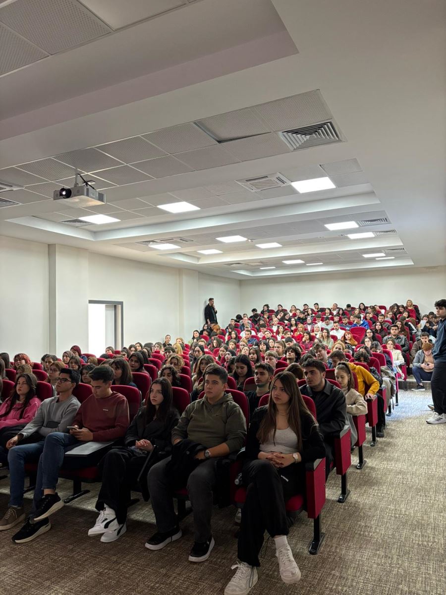 9 Aralık 2025 tarihinde Dalaman Meslek Yüksekokulu’nda “Atık Yönetimi Farkındalık Eğitimi” adlı seminer gerçekleştirildi. Öğr. Gör. Halil Semercioğlu tarafından verilen eğitimde, sürdürülebilir çevre yönetimi, atıkların doğru şekilde ayrıştırılması ve geri dönüşüm süreçlerinin önemi üzerine kapsamlı bilgiler paylaşıldı. Öğrenciler ile akademik personelin yoğun ilgi gösterdiği seminer, karşılıklı soru–cevap bölümüyle verimli bir şekilde tamamlandı. Eğitim sonrasında ise farkındalık çalışmasının bir devamı olarak katılımcılar kampüs alanında çevre temizliği etkinliği gerçekleştirdi.
